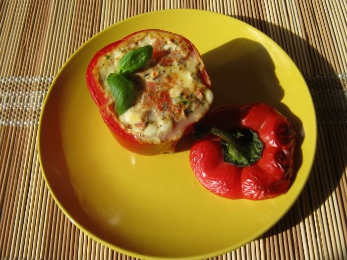 Papryka zapiekana z serkiem wiejskim, mozzarellą i pomidorem