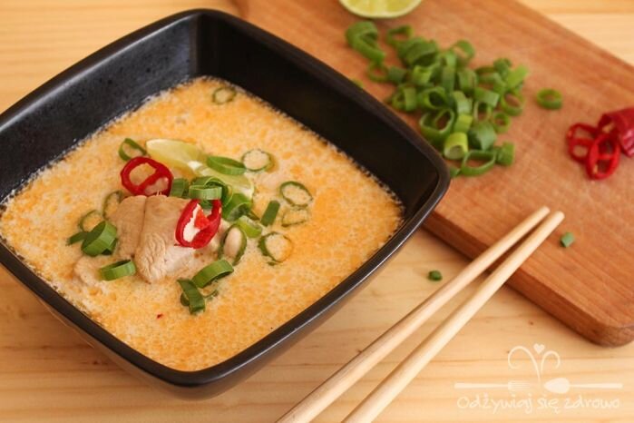 Pyszna zupa tajska z kurczakiem