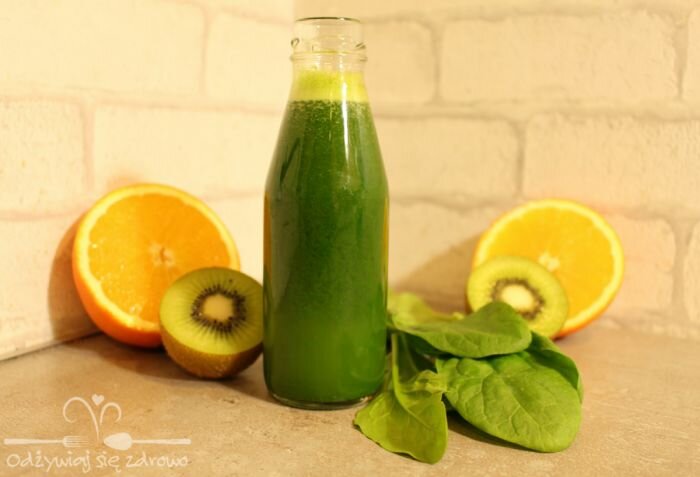 Zielony sok ze szpinaku, selera, kiwi i pomarańczy