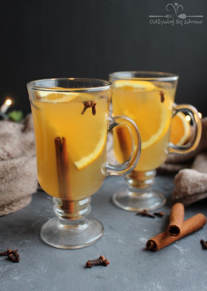 Rozgrzewająca herbata z cynamonem goździkami i pomarańczą