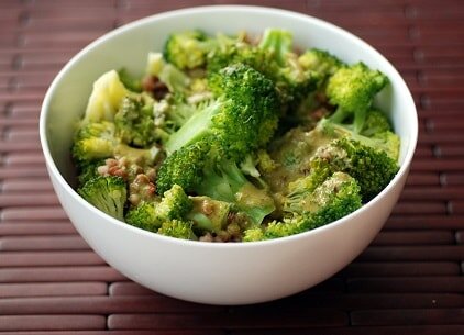 Sałatka brokułowa z kasza gryczaną - przykładowy jadłospis w Hashimoto