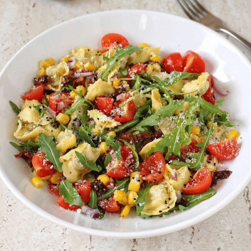 Salatka Z Tortellini Z Rukola Sałatka z tortellini, suszonymi pomidorami i kukurydzą - Odżywiaj się zdrowo