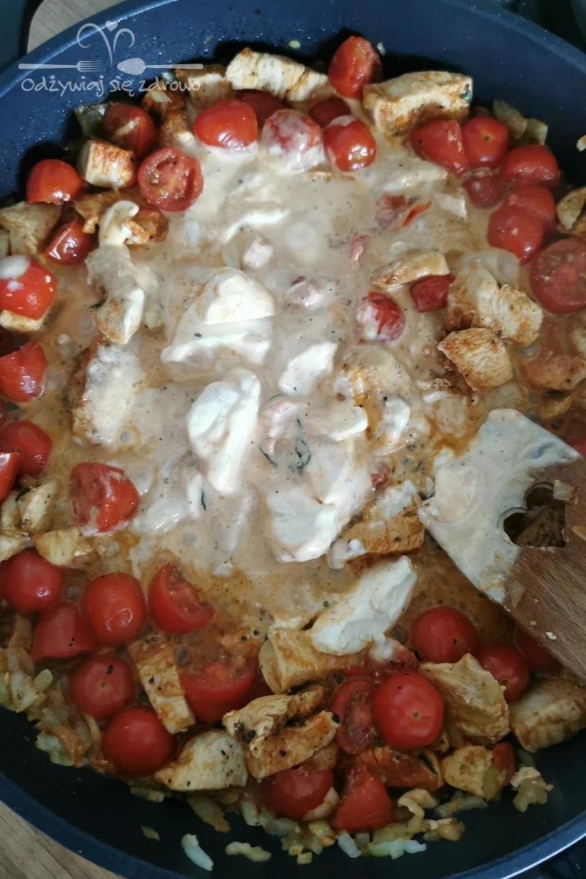 Dodanie mascarpone do Pappardelle z kurczakiem i pomidorami