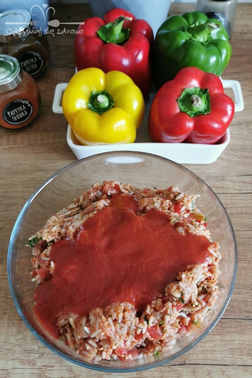 Dodanie passaty pomidorowej do wymieszanych składników
