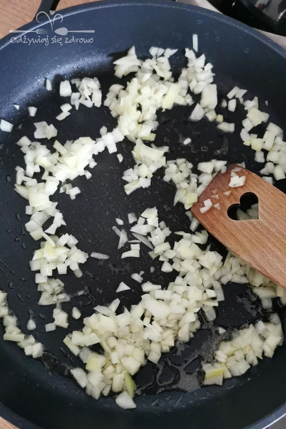 Podsmażanie cebuli na patelni