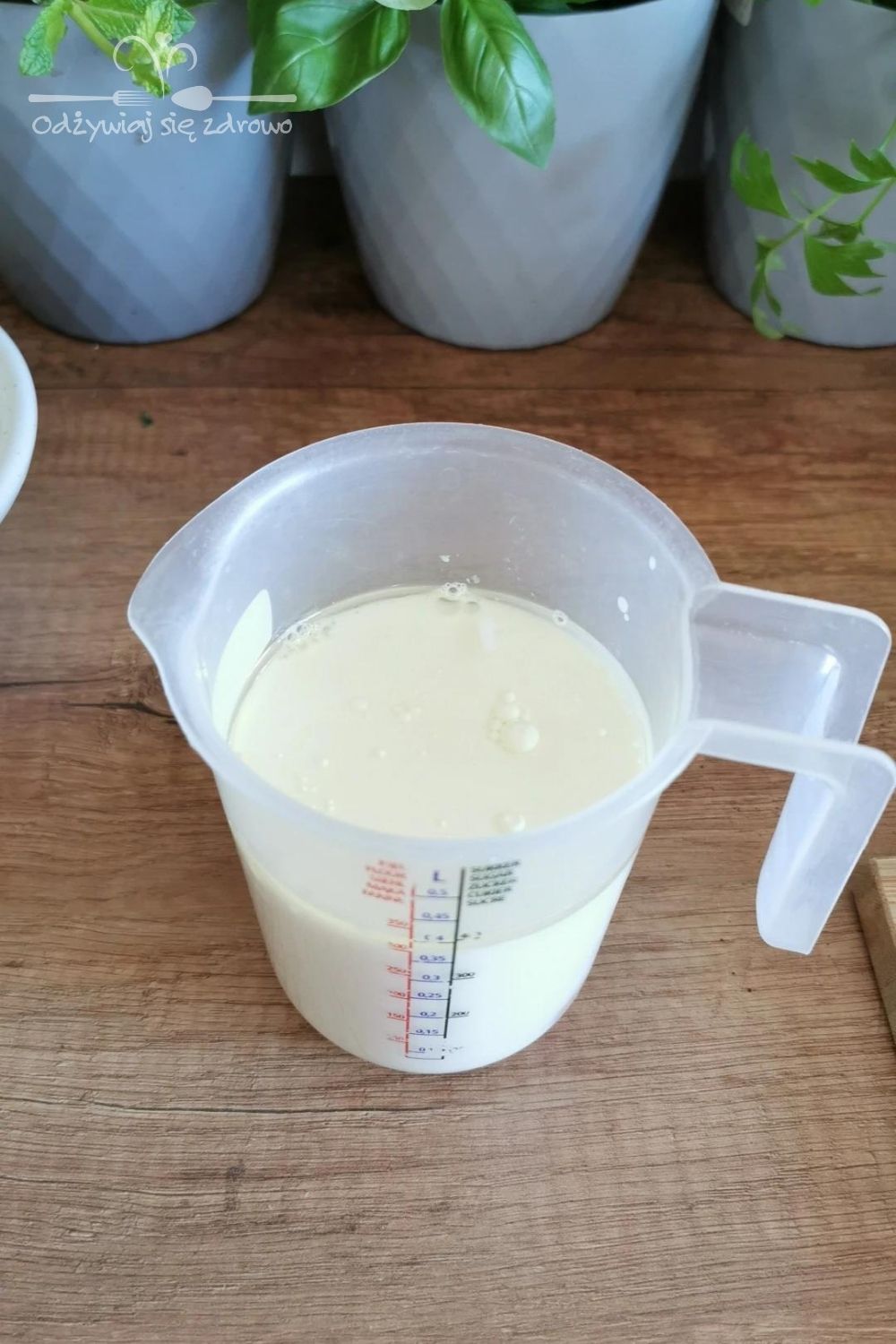 Wymieszanie jajek z mlekiem i olejem