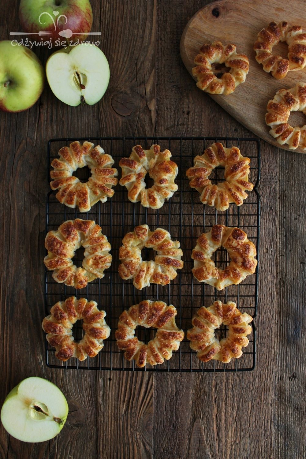 Krążki jabłkowe z ciasta francuskiego