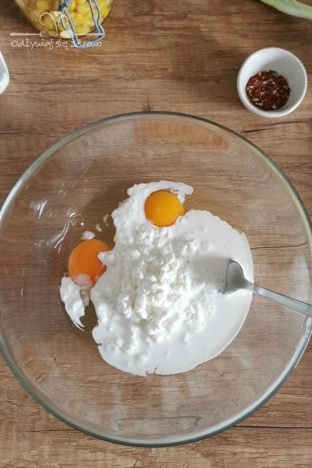 Jaja i serek w misce