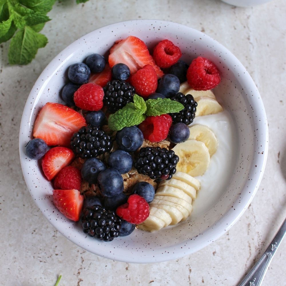 Granola z jogurtem i owocami