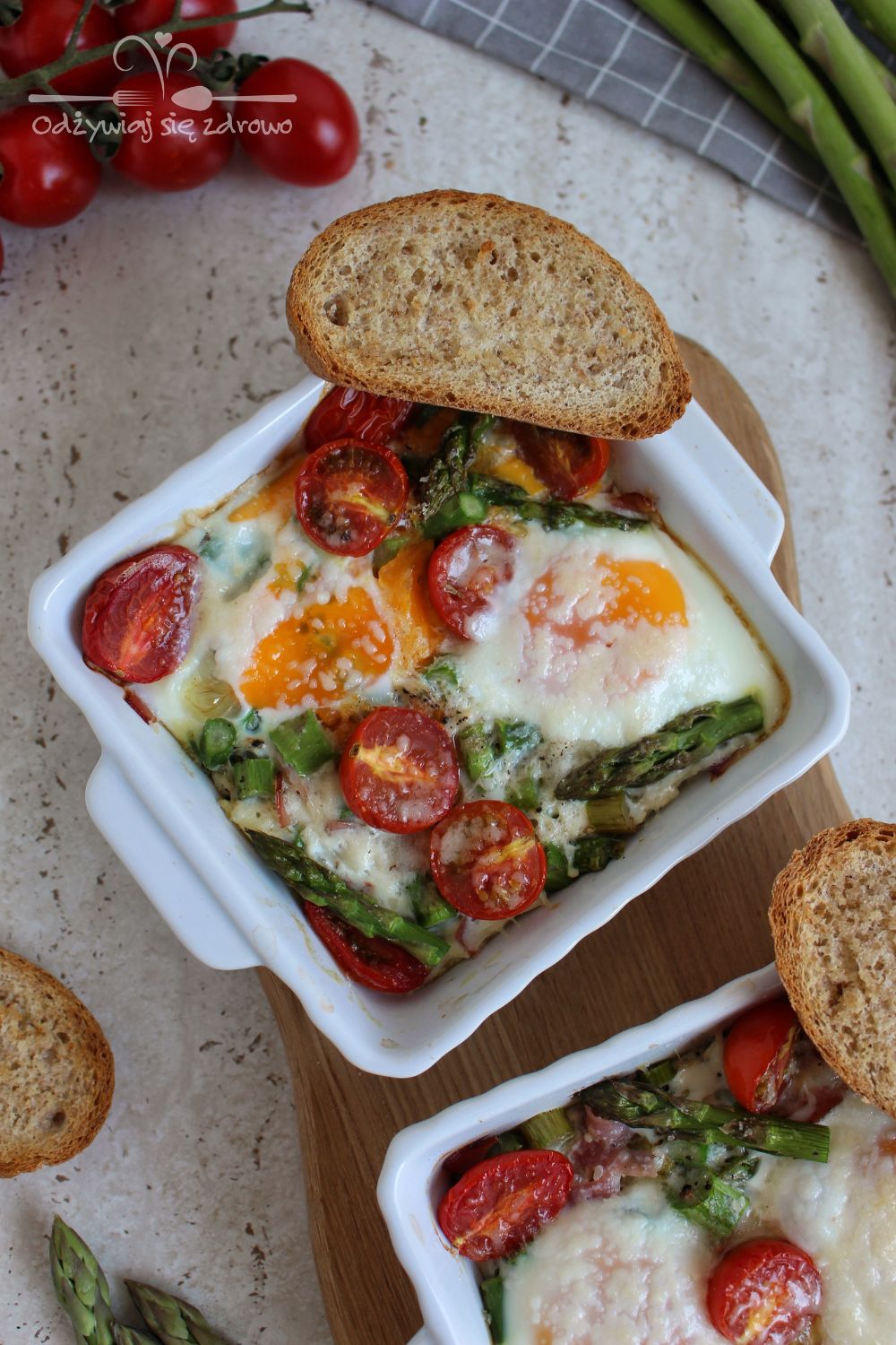 Zapiekane szparagi z jajkami i pomidorkami