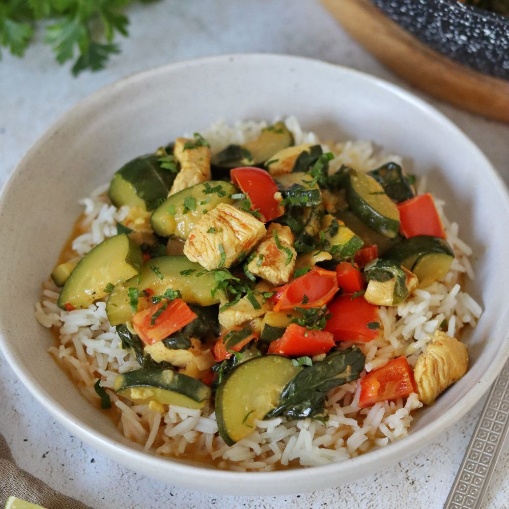 Proste curry z cukinią, papryką i kurczakiem miniatura