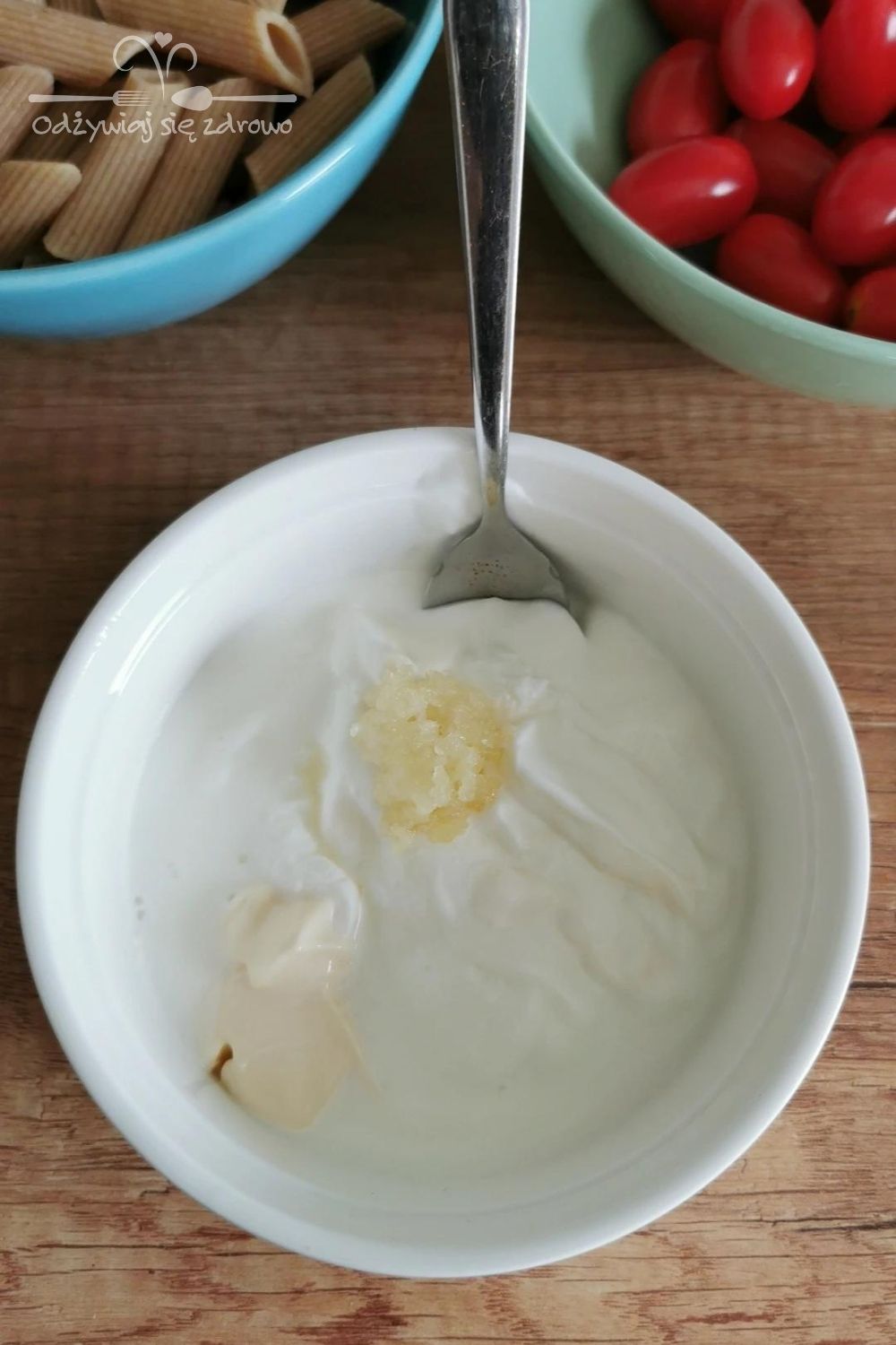 Wymieszanie jogurtu z ze składnikami do sosu