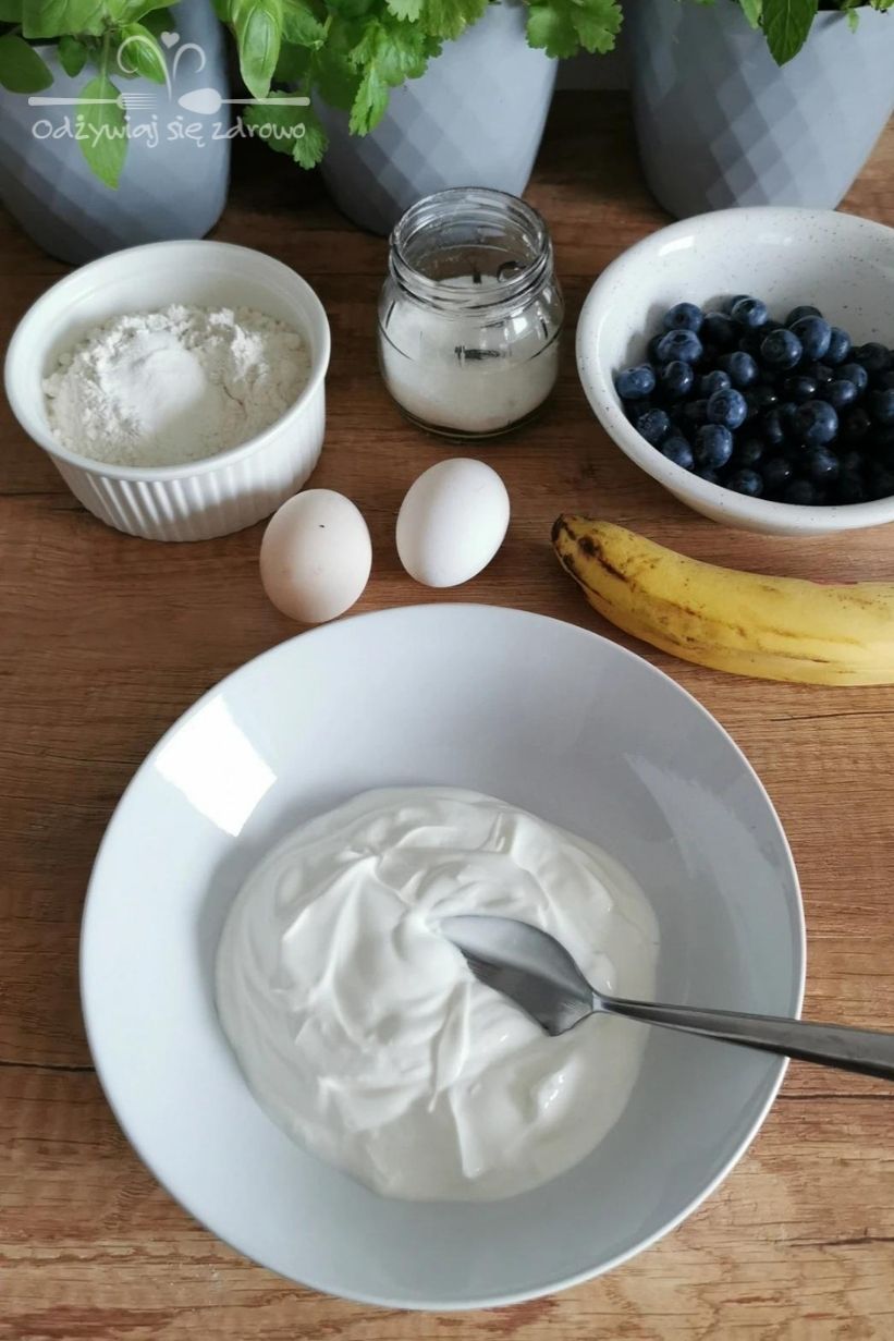 składniki na placuszki jogurtowe z borówkami i bananem