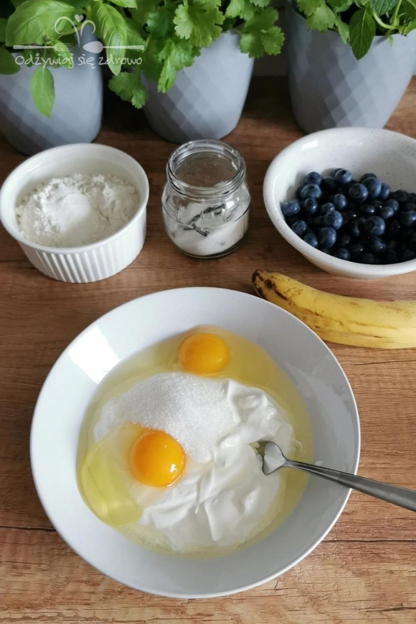 Dodanie jajek do jogurtu